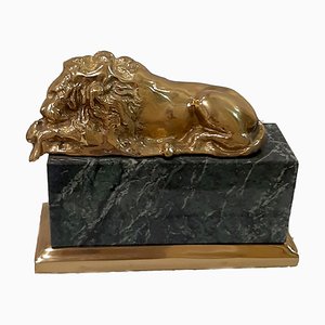 Sculpture d'un Lion Endormi