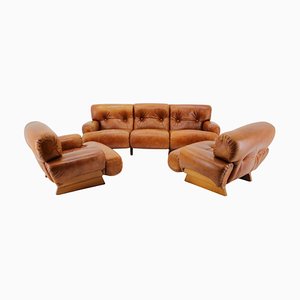 Poltrone e divano a tre posti in legno e pelle color cognac, Italia, anni '70, set di 3