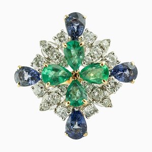 Ring aus Diamanten, Saphiren und Smaragden in Roségold
