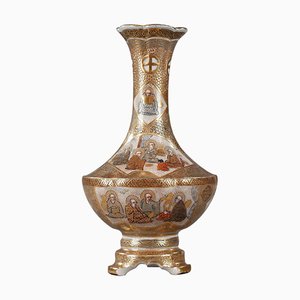 Kleine Tripod Satsuma Vase Verziert mit den 18 Luohans, 19. Jh.