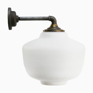 Lampada da parete vintage bianca in opalino, ghisa e ottone