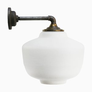 Vintage Scone Wandlampe aus weißem Opalglas, Gusseisen & Messing