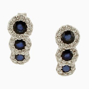 Aretes de oro blanco de 18 kt con zafiros azules