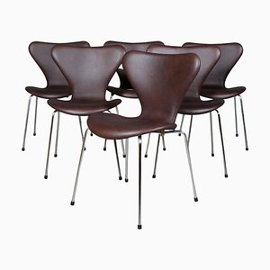 Sedia da pranzo Syveren 3107 in pelle color mokka di Arne Jacobsen per Fritz Hansen
