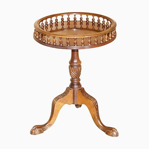 Mesa auxiliar estilo Regency de madera maciza flameada con patas en forma de garra y bola
