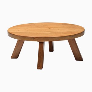 Tavolino da caffè minimalista nello stile di Charlotte Perriand