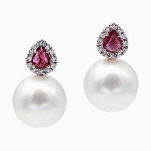 Boucles d'Oreilles Rubis, Diamant, Perle Blanche et Or Blanc 14 Carats, Set de 2