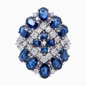 Zafiros azules, diamantes y anillo de oro blanco de 14 kt
