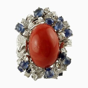 Ring aus Roter Koralle, Diamanten, Blauen Saphiren und 14 Karat Weißgold