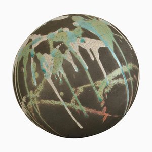 Scultura sferica astratta in ceramica