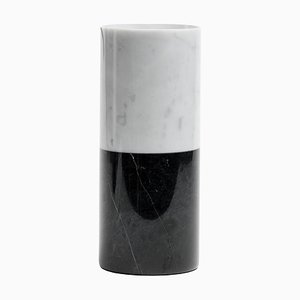Jarrón cilíndrico de mármol de Carrara blanco con banda negra, Italia