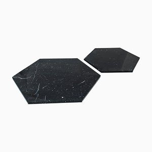 Platos o fuentes de servicio hexagonales grandes de mármol negro. Juego de 2