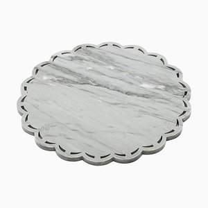 Vassoio o piatto rotondo in marmo con bordo in pizzo