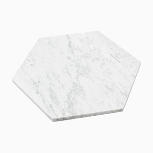 Plato hexagonal de mármol blanco con corcho