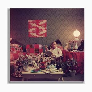 Slim Aarons, Capote at Home, Druck auf Fotopapier, Gerahmt