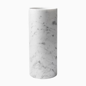 Zylindrische Vase aus satiniertem weißem Carrara-Marmor