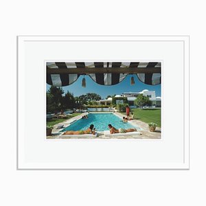 Slim Aarons, Poolside in Sotogrande, Impression sur Papier Photo, Encadré