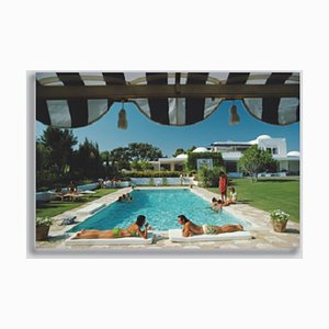 Slim Aarons, Poolside a Sotogrande, Stampa su carta fotografica, Incorniciato