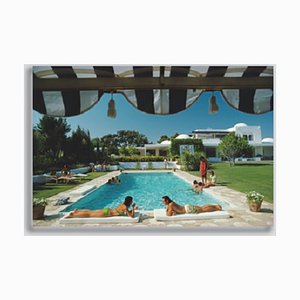 Slim Aarons, Poolside in Sotogrande, Druck auf Fotopapier, Gerahmt