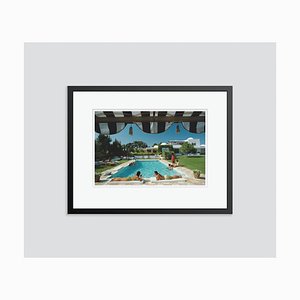 Slim Aarons, Poolside in Sotogrande, Druck auf Fotopapier, Gerahmt