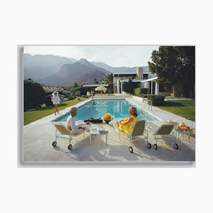 Stampa Slim Aarons, Poolside Glamour, Stampa su carta fotografica, Incorniciato