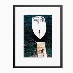 Slim Aarons, Speedboot Landing, Druck auf Papier, gerahmt