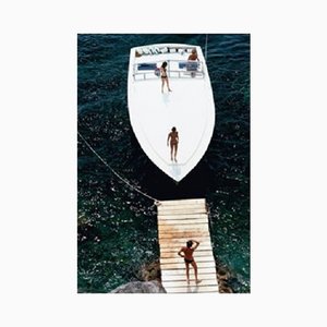 Slim Aarons, Speedboat Landing, Stampa su carta, Incorniciato