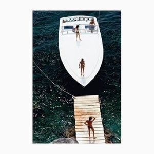 Slim Aarons, Speedboot Landing, Druck auf Papier, gerahmt