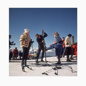 Slim Aarons, Verbier Skiers, Imprimé sur Papier, Encadré