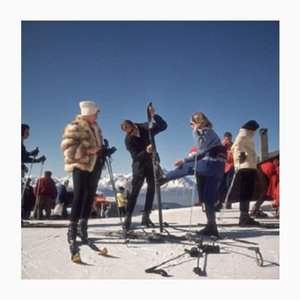 Slim Aarons, Verbier Skiers, Imprimé sur Papier, Encadré