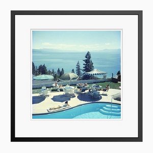 Slim Aarons, Relaxing at Lake Tahoe, Druck auf Papier, Gerahmt