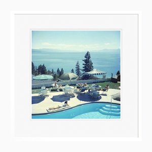 Slim Aarons, Relaxing at Lake Tahoe, Druck auf Papier, Gerahmt