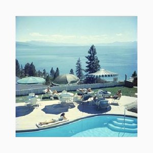 Slim Aarons, Relaxing at Lake Tahoe, Druck auf Papier, Gerahmt