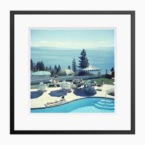 Slim Aarons, Relaxing at Lake Tahoe, Druck auf Papier, Gerahmt