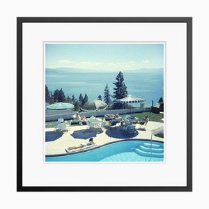 Slim Aarons, Relaxing at Lake Tahoe, Druck auf Papier, Gerahmt