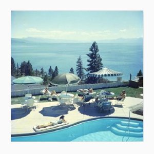 Slim Aarons, Relaxing at Lake Tahoe, Druck auf Papier, Gerahmt