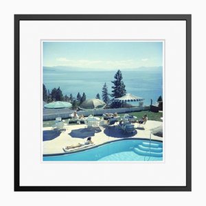 Slim Aarons, Relaxing at Lake Tahoe, Druck auf Papier, Gerahmt