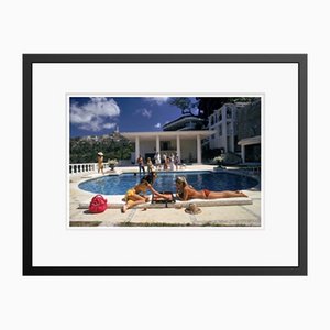 Slim Aarons, Poolside Backgammon, Impression sur Papier Photo, Encadré