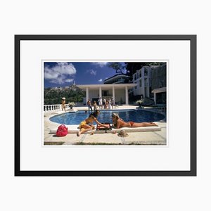 Slim Aarons, Poolside Backgammon, Impresión en papel fotográfico, Enmarcado