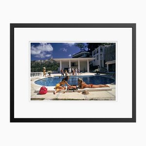 Slim Aarons, Poolside Backgammon, Impresión en papel fotográfico, Enmarcado