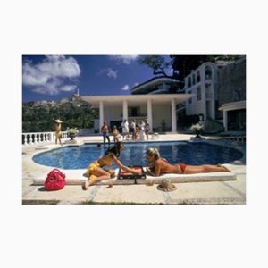 Slim Aarons, Poolside Backgammon, Druck auf Fotopapier, Gerahmt