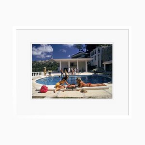 Slim Aarons, Backgammon a bordo piscina, Stampa su carta fotografica, Incorniciato