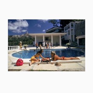 Slim Aarons, Poolside Backgammon, Druck auf Fotopapier, Gerahmt