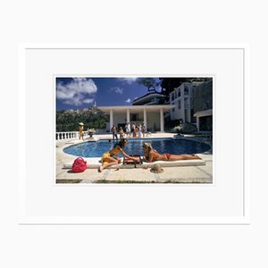 Slim Aarons, Poolside Backgammon, Impresión en papel fotográfico, Enmarcado