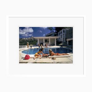 Slim Aarons, Poolside Backgammon, Impression sur Papier Photo, Encadré