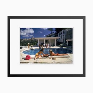 Slim Aarons, Poolside Backgammon, Druck auf Fotopapier, Gerahmt