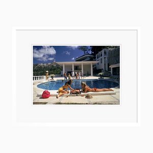 Slim Aarons, Poolside Backgammon, Impresión en papel fotográfico, Enmarcado