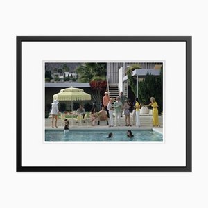 Slim Aarons, Poolside Gathering, Impression sur Papier Photo, Encadré