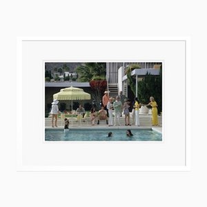 Slim Aarons, Poolside Gathering, Stampa su carta fotografica, Incorniciato