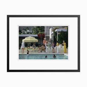 Slim Aarons, Poolside Gathering, Stampa su carta fotografica, Incorniciato